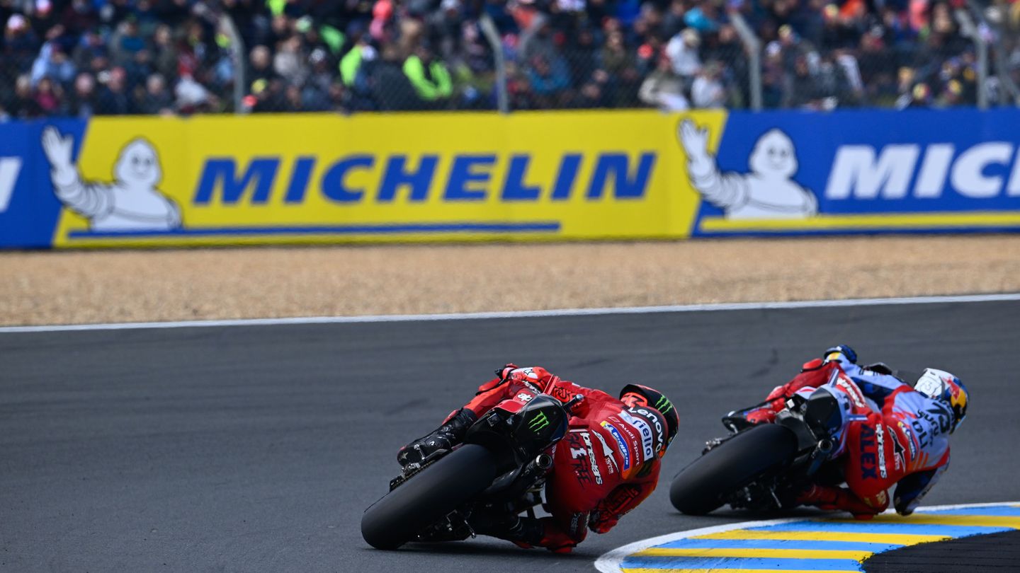 Sejumlah pembalap kesulitan melewati beberapa tikungan di Le Mans, Prancis