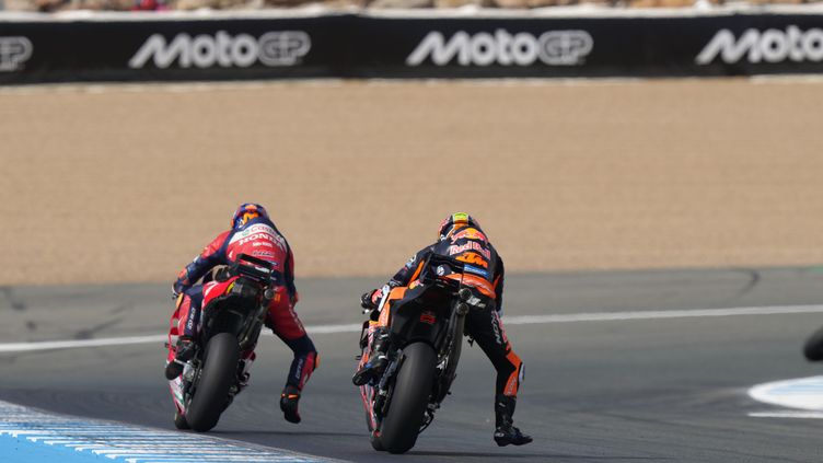 motogp leg dangle