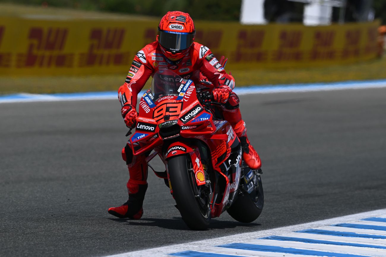 Marc-Marquez-putting-his-right-foot-on-the-tarmac.jpg