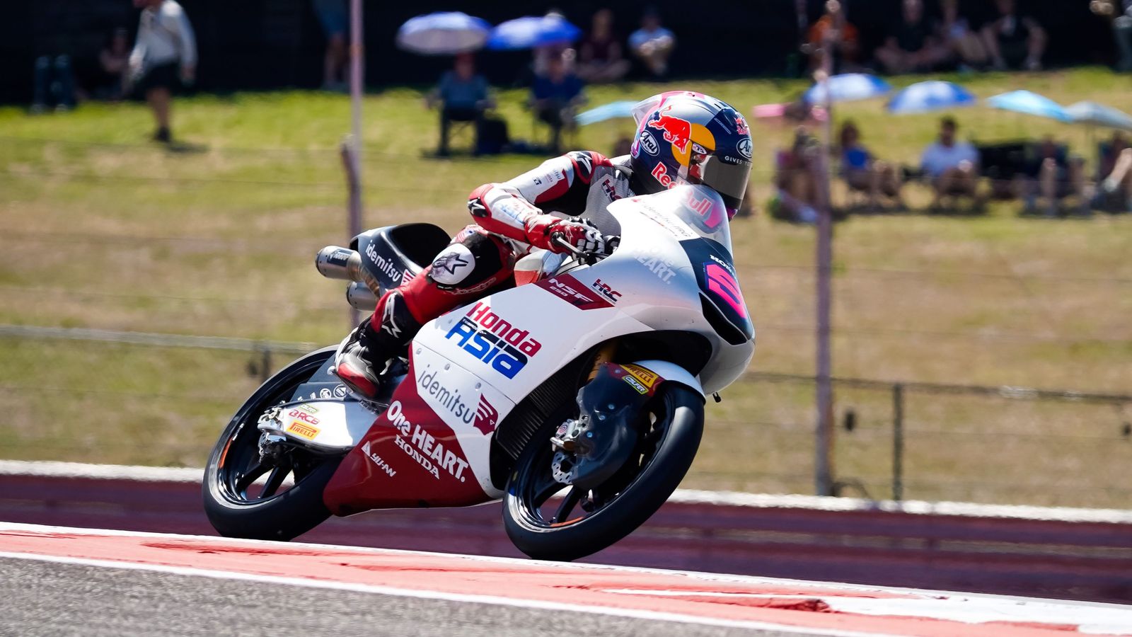 Veda Ega Pratama menikung dengan motor Honda Team Asia bernomor 9 dalam balapan Moto3 2026