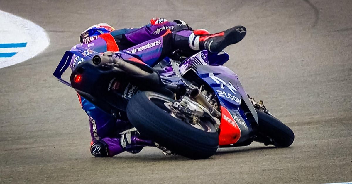 CHAPEAU! Razgatliouglu pulls off incredible last corner save